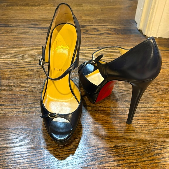 Beautiful Navy heels - Picture 1 of 3